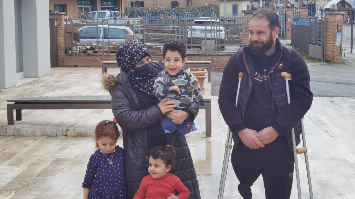 La speranza negli occhi di Mustafa e Munzir: "Italia unico stato ad accoglierci per dare una cura a mio figlio"