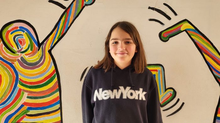 Studentessa della scuola media di Poggibonsi al salone del libro di Torino con un gioco di parole