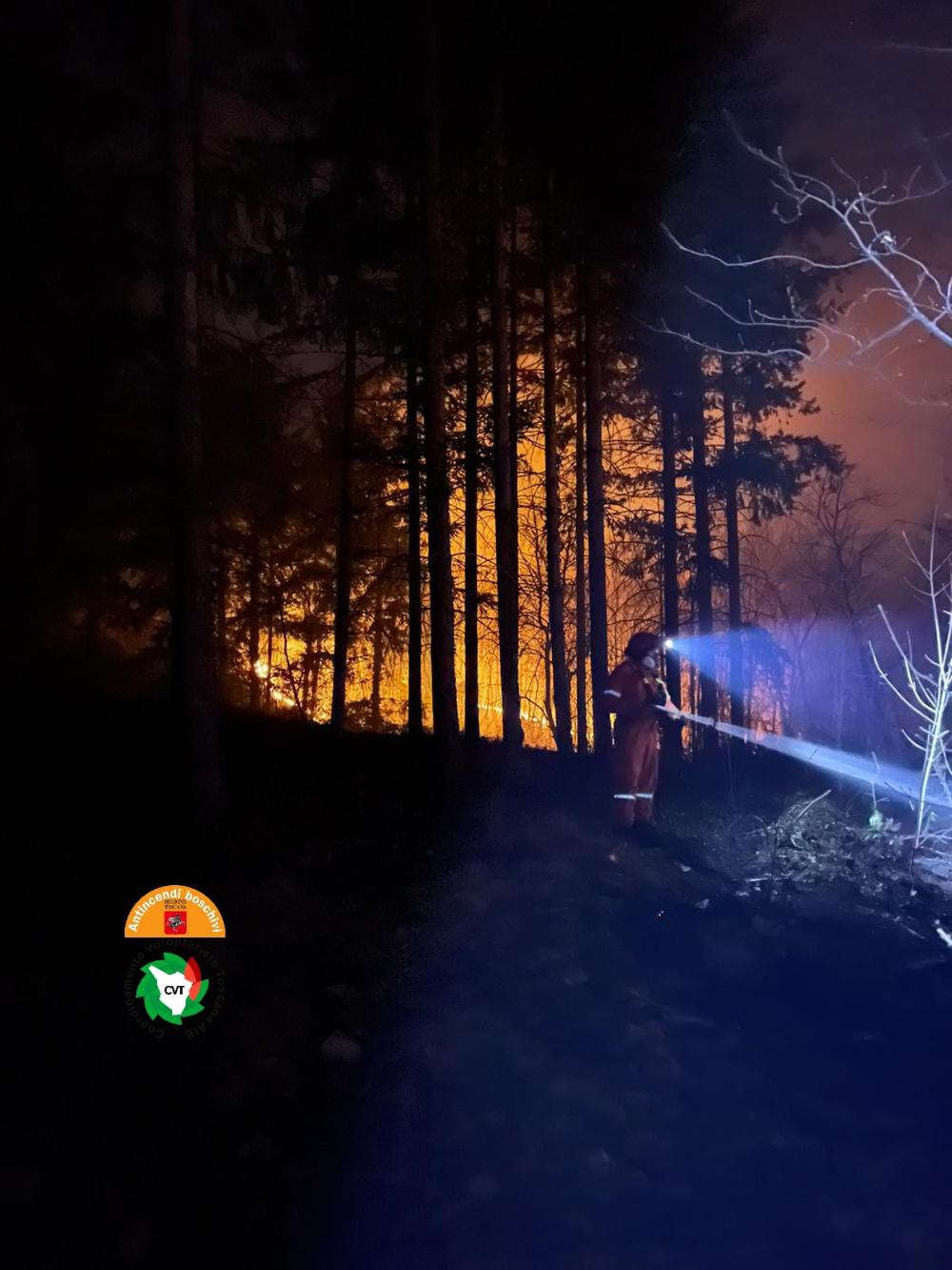 Vasto incendio a Chiusdino, le fiamme divorano ettari di bosco