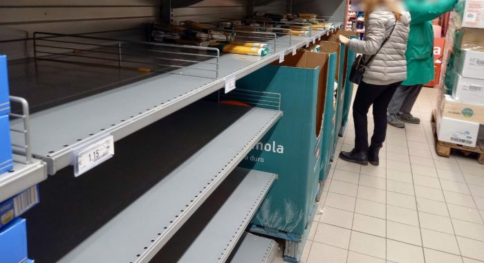 Scaffali vuoti nei supermercati, anche a Siena è scoppiata la psicosi