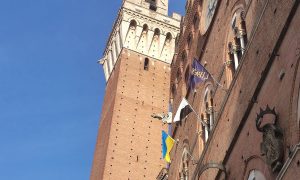 Bandiera dell&rsquo;Ucraina esposta alle trifore di Palazzo Pubblico