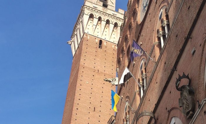 Bandiera dell&rsquo;Ucraina esposta alle trifore di Palazzo Pubblico