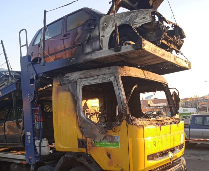 Due camion della Pianigiani Rottami a fuoco nella sede distaccata di Grosseto