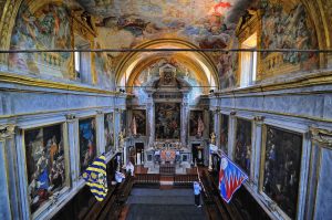 Il Cardinale Lojudice celebra messa nell'Oratorio della Contrada del Leocorno