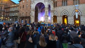 Piazza del Campo invasa dalle fiaccole per la pace in Ucraina