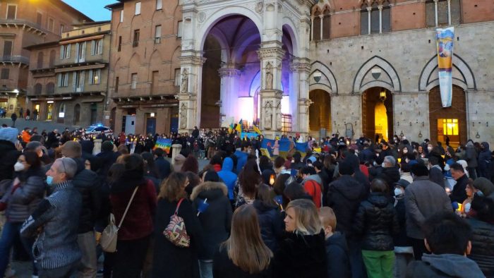Piazza del Campo invasa dalle fiaccole per la pace in Ucraina