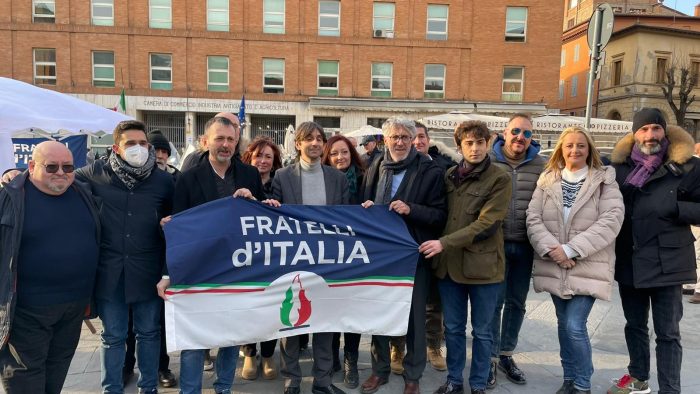 Fratelli d'Italia in Piazza Matteotti a Siena per la raccolta firme sul presidenzialismo. Donzelli: "Nessun problema per rimpasto di giunta"