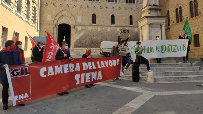 Fridays for Future a Siena non solo per clima, ma anche per i diritti dei lavoratori