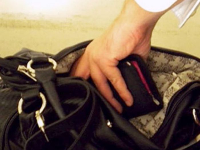 Le rubano il portafoglio con dentro il "salvavita", l'appello di una giovane senese