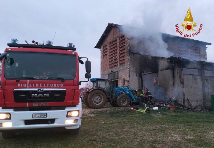 Fiamme in una rimessa agricola a Quartaia, una 51enne in ospedale