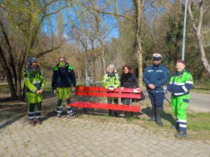 Poggibonsi, nel giorno della festa della donna una panchina rossa al laghetto del Vallone