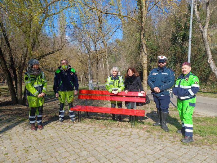 Poggibonsi, nel giorno della festa della donna una panchina rossa al laghetto del Vallone