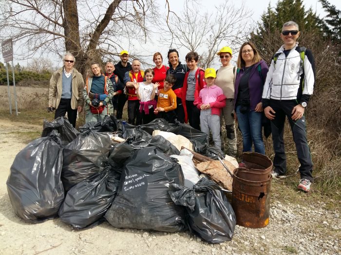 Quintali di rifiuti abbandonati nella Montagnola