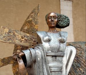 Donna in cammino di Alberto Inglesi: una mostra diffusa nel centro storico
