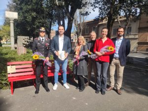 Siena, inaugurata Panchina Rossa contro la violenza di genere all'Antiporto di Camollia