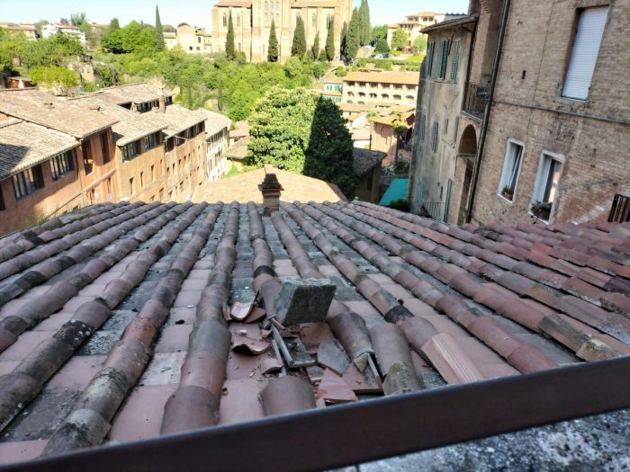 Siena, lanciano di notte grosso mattone sul tetto di una casa dal ponte di Diacceto