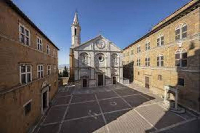 Pienza, il sindaco Garosi: "Troppo traffico sotto l'abside del Duomo, instabile da anni"