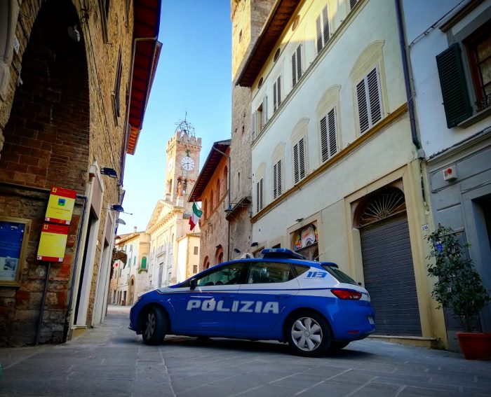 Poggibonsi: strappa la collana dal collo ad un'anziana e la fa cadere. Rintracciato e denunciato un 29enne