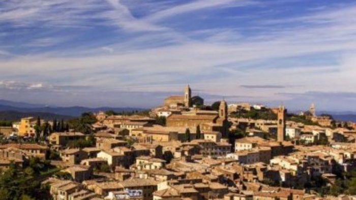 Montalcino: tanti turisti stagionali, sempre meno residenti