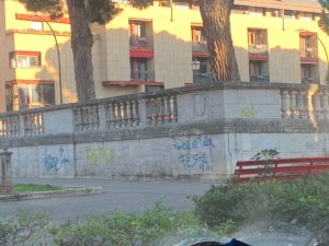 Siena: vandali imbrattano muro in Piazza Amendola