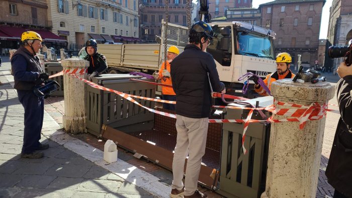Iniziato il montaggio dei nuovi varchi in Piazza del Campo