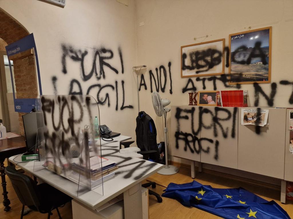 Università di Siena, imbrattato un ufficio con scritte di matrice fascista, omofobe e contro la Cgil