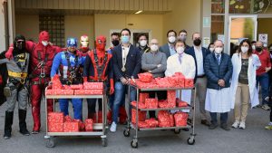 I supereroi arrivano alle Scotte per regalare un sorriso ai bambini ricoverati