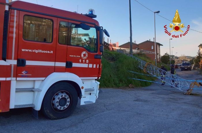 Colle Val d'Elsa, crolla la gru di un cantiere edile. Nessun ferito