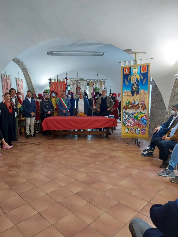 Presentato il drappellone del Palio di Castel del Piano dipinto da Renato Ferretti