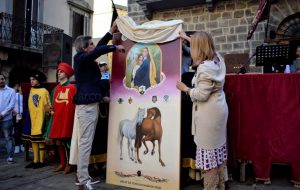 Piancastagnaio: presentato il drappo del palio 2020 non corso. Troverà posto in Comune