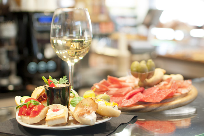 Apericena con vista sulle elezioni. Con o senza De Mossi, il dubbio amletico che spacca il centrodestra