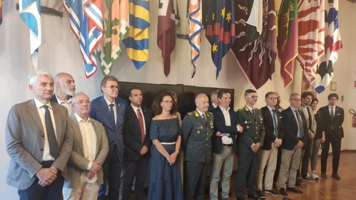 Siena, consegnate alla Guardia di Finanza le bandiere delle Contrade
