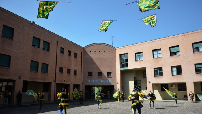 Alla caserma di Viale Bracci l'omaggio della Nobile Contrada del Bruco all'Arma dei Carabinieri