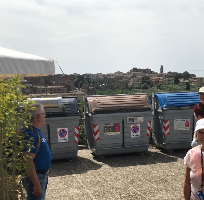 Cassonetti schierati nel 'Belvedere' di San Prospero. Perch&egrave;?