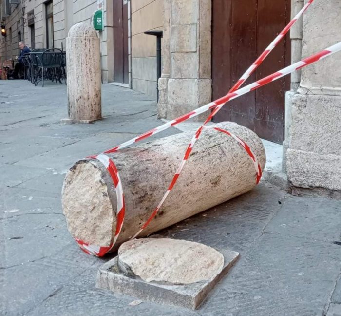 Pollicino in manovra danneggia un colonnino in Piazza Indipendenza