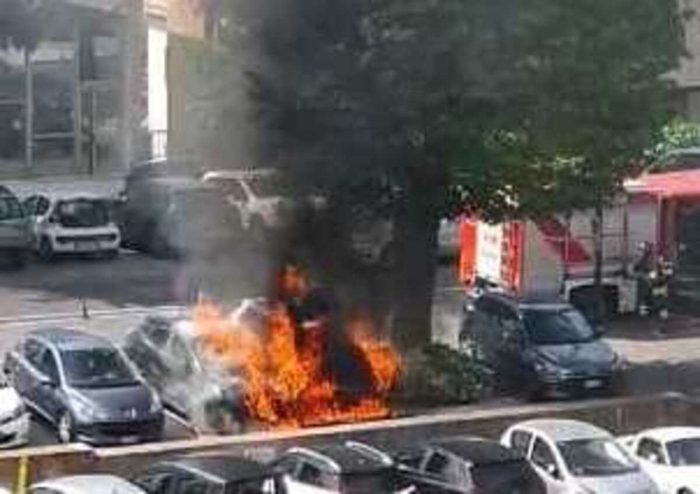 Siena: auto prende fuoco in Viale Vittorio Veneto