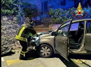 Auto finisce contro un muro, ferita la conducente