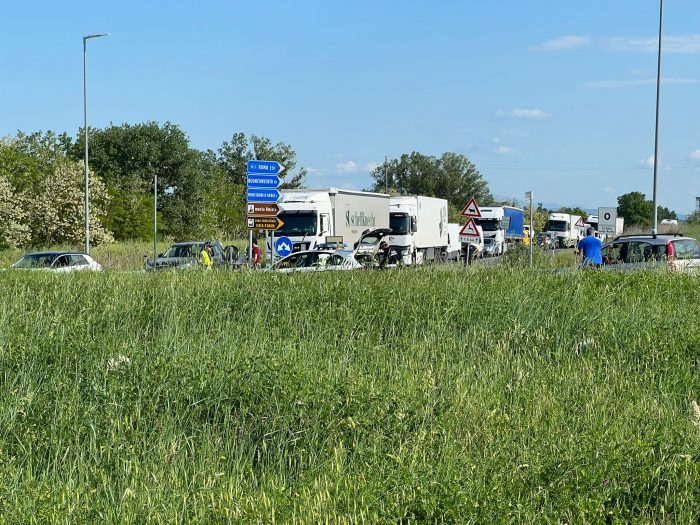 Due incidenti alla rotonda di Renaccio, traffico in tilt