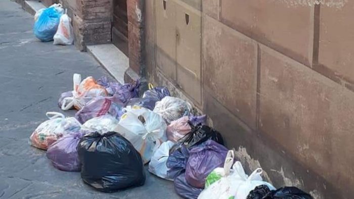 Raccolta rifiuti, sacchi ancora esposti in pieno centro in tarda mattinata