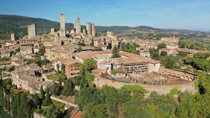 San Gimignano fa il pieno di turisti e tocca i numeri pre pandemia