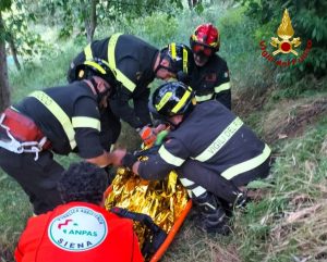 Siena: anziano precipita in una scarpata, recuperato dai Vigili del Fuoco