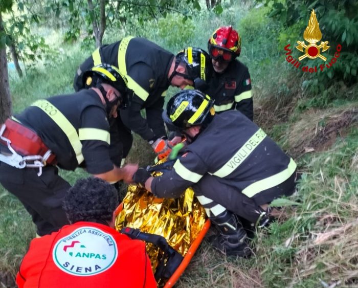 Siena: anziano precipita in una scarpata, recuperato dai Vigili del Fuoco