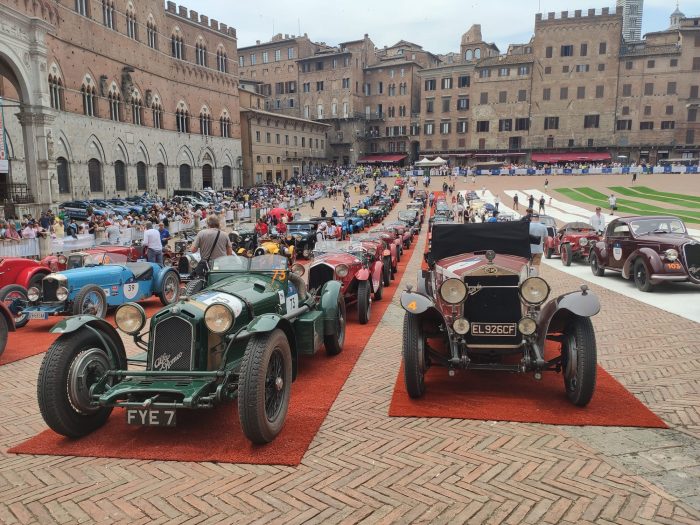 Torna la magia della "1000 Miglia" in Piazza del Campo