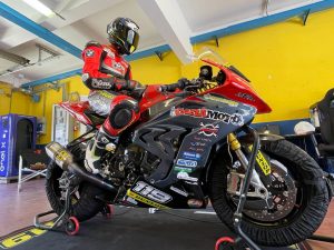 Motociclismo, Gazzarri impegnato a Vallelunga per il Dunlop Cup. A tu per tu con il pilota senese del Team BMW Crazy Old Men