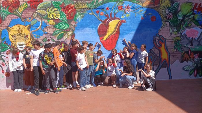 Siena, il mondo ideale dei ragazzi in un murale