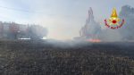 Incendio di rotoballe a Monteroni d'Arbia, vigili del fuoco impegnati da questa mattina