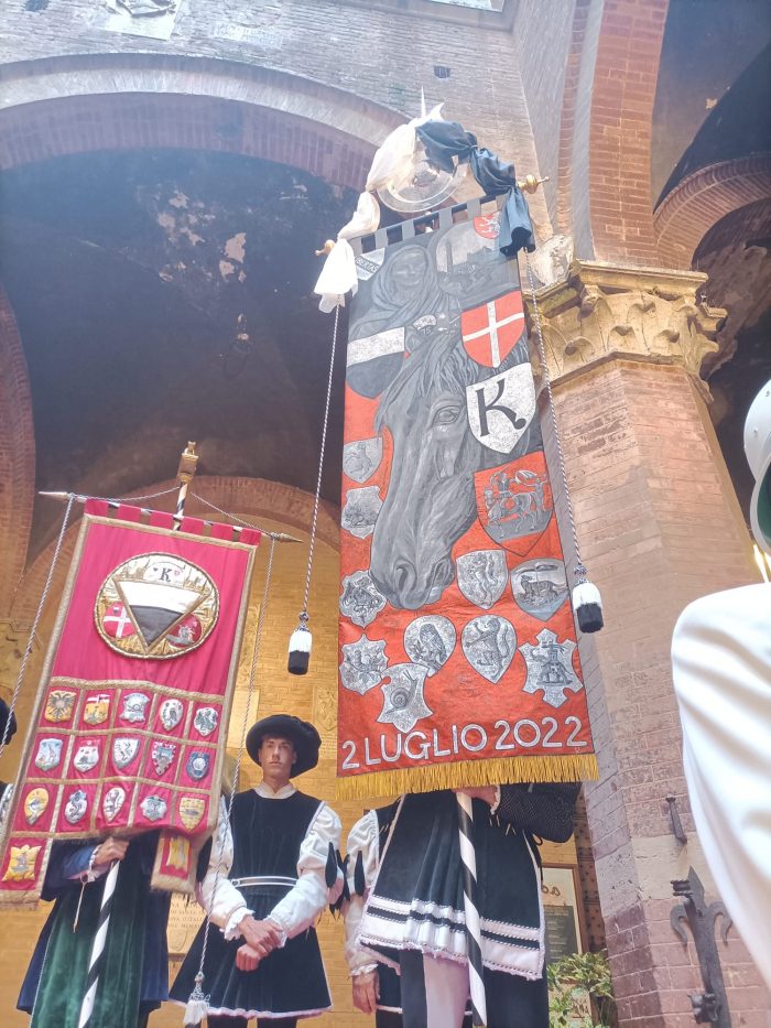 Palio 2 luglio 2022: svelato il Drappellone di Emma Sergeant