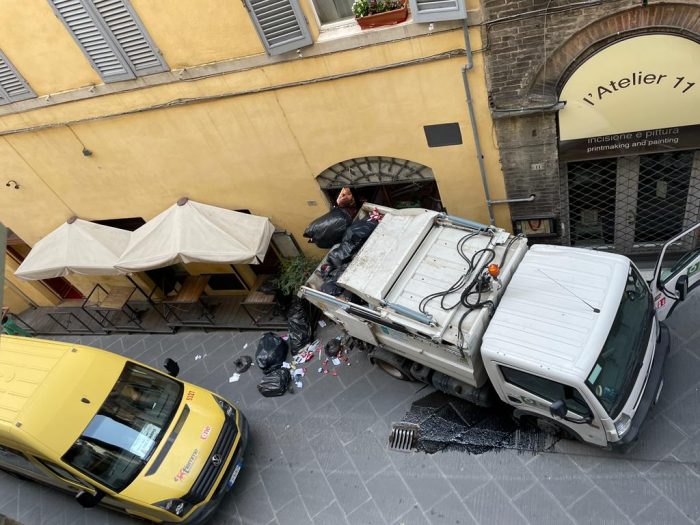 Siena: incidente in via Stalloreggi, camion nettezza urbana sfonda l'ingresso di una macelleria