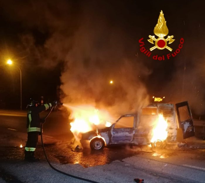 Chiusi: due auto in fiamme nella notte, intervento dei vigili del fuoco