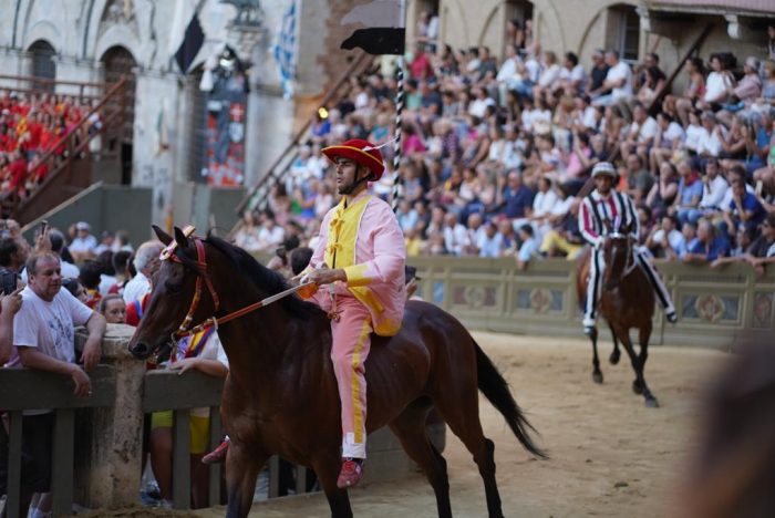 Palio 2 luglio: il Valdimontone vince la prima prova